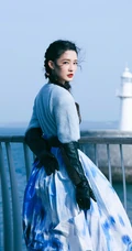 李沁微博晒冬日海边清新写真，下身穿着蓝天白云长裙的她，自在而舒展