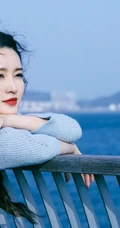 李沁微博晒冬日海边清新写真，下身穿着蓝天白云长裙的她，自在而舒展