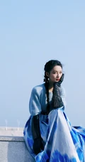 李沁微博晒冬日海边清新写真，下身穿着蓝天白云长裙的她，自在而舒展