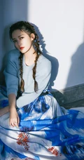 李沁微博晒冬日海边清新写真，下身穿着蓝天白云长裙的她，自在而舒展