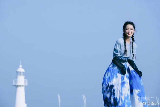 李沁微博晒冬日海边清新写真，下身穿着蓝天白云长裙的她，自在而舒展