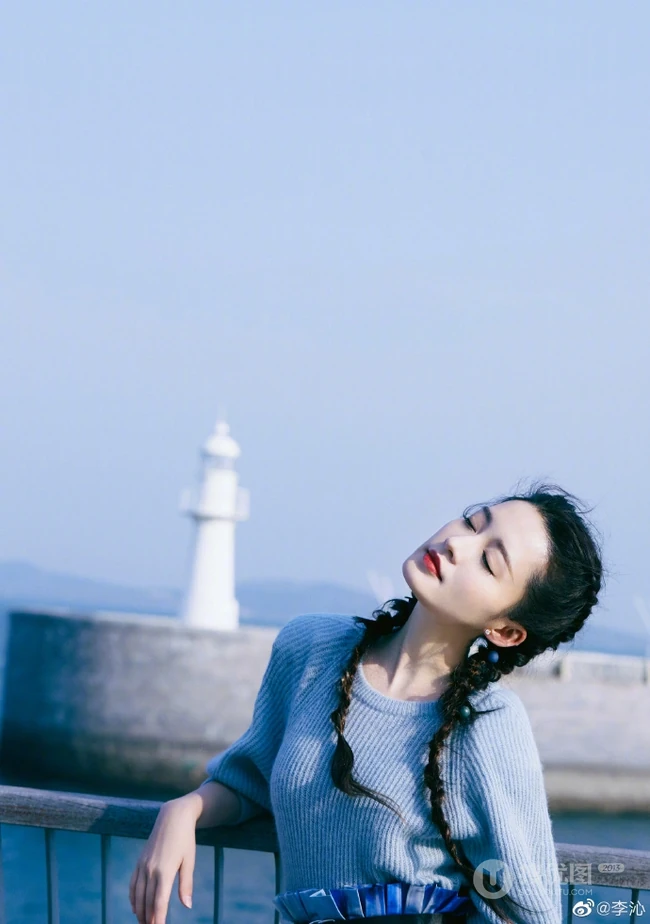 李沁微博晒冬日海边清新写真，下身穿着蓝天白云长裙的她，自在而舒展