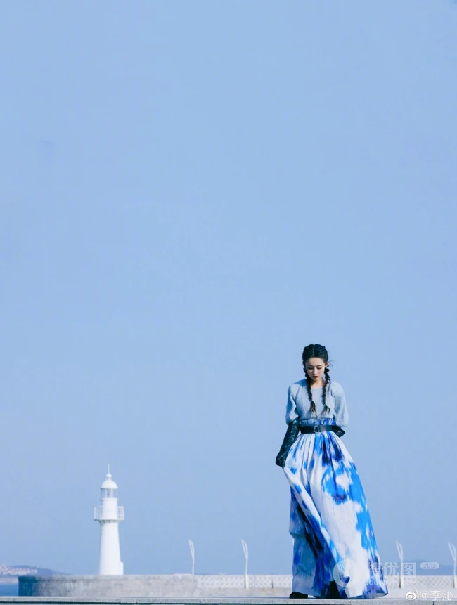 李沁微博晒冬日海边清新写真，下身穿着蓝天白云长裙的她，自在而舒展