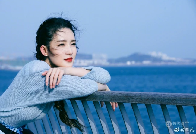 李沁微博晒冬日海边清新写真，下身穿着蓝天白云长裙的她，自在而舒展