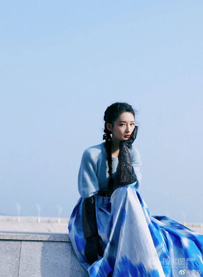 李沁微博晒冬日海边清新写真，下身穿着蓝天白云长裙的她，自在而舒展