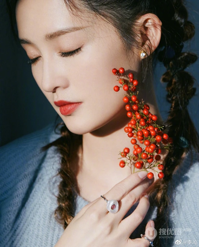 李沁微博晒冬日海边清新写真，下身穿着蓝天白云长裙的她，自在而舒展