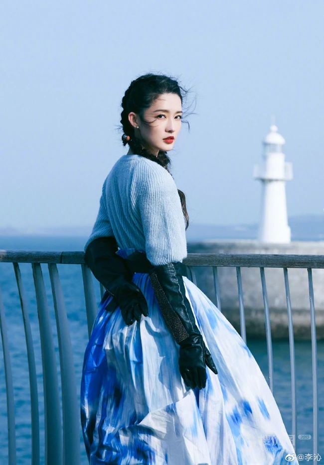 李沁微博晒冬日海边清新写真，下身穿着蓝天白云长裙的她，自在而舒展