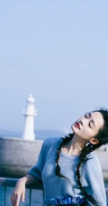 李沁微博晒冬日海边清新写真，下身穿着蓝天白云长裙的她，自在而舒展
