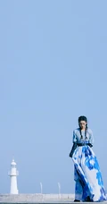 李沁微博晒冬日海边清新写真，下身穿着蓝天白云长裙的她，自在而舒展