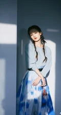 李沁微博晒冬日海边清新写真，下身穿着蓝天白云长裙的她，自在而舒展
