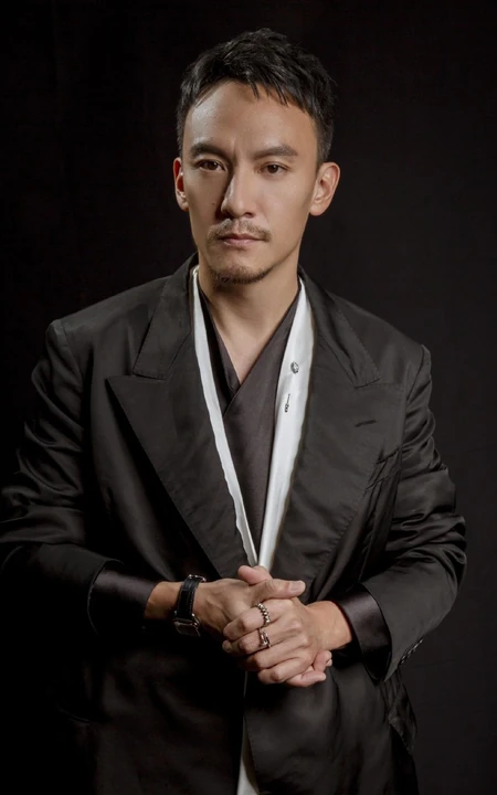 张震不修边幅，胡子拉碴慵懒帅气写真照片