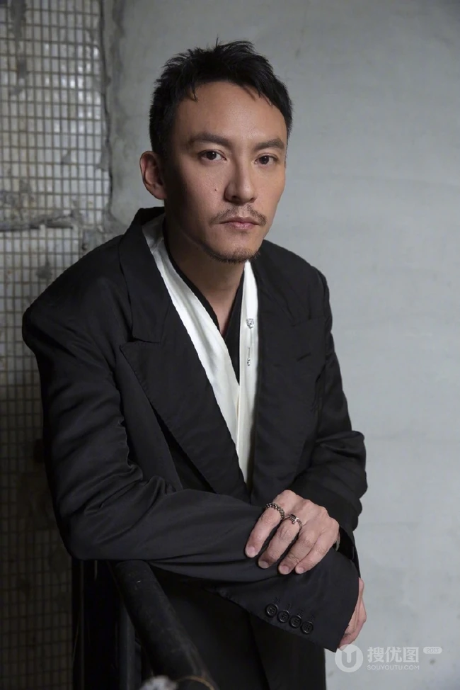 张震不修边幅，胡子拉碴慵懒帅气写真照片