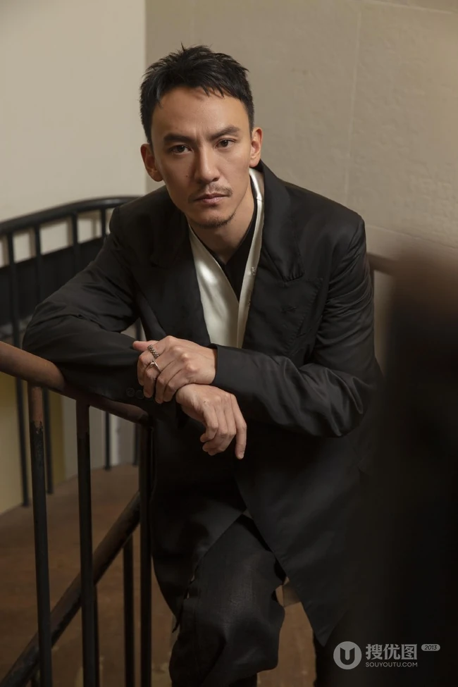 张震不修边幅，胡子拉碴慵懒帅气写真照片