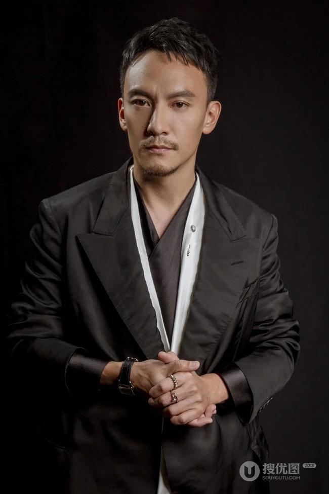 张震不修边幅，胡子拉碴慵懒帅气写真照片