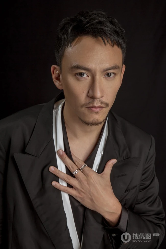 张震不修边幅，胡子拉碴慵懒帅气写真照片