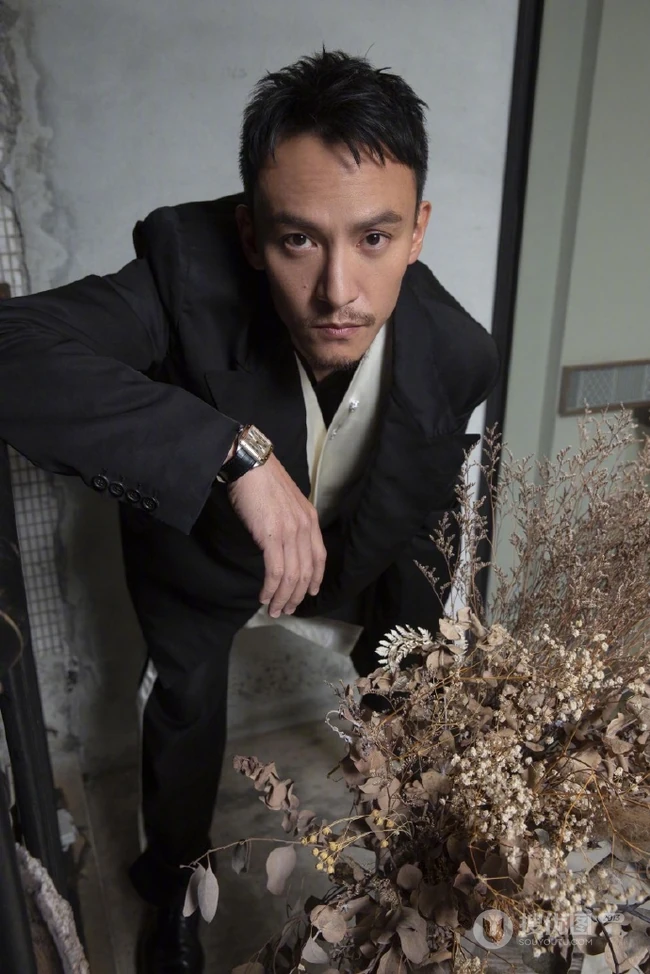 张震不修边幅，胡子拉碴慵懒帅气写真照片