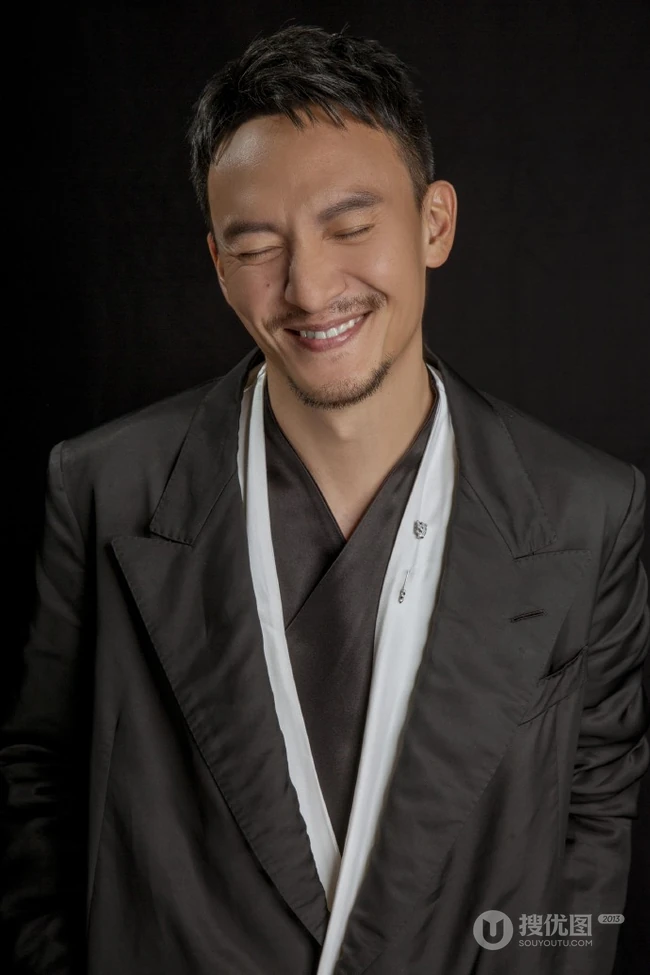 张震不修边幅，胡子拉碴慵懒帅气写真照片