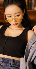 马尾辫发型时尚气质女生牛仔衣套装短裤显修长线条感吸睛复古室内写真图集