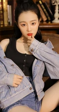 马尾辫发型时尚气质女生牛仔衣套装短裤显修长线条感吸睛复古室内写真图集