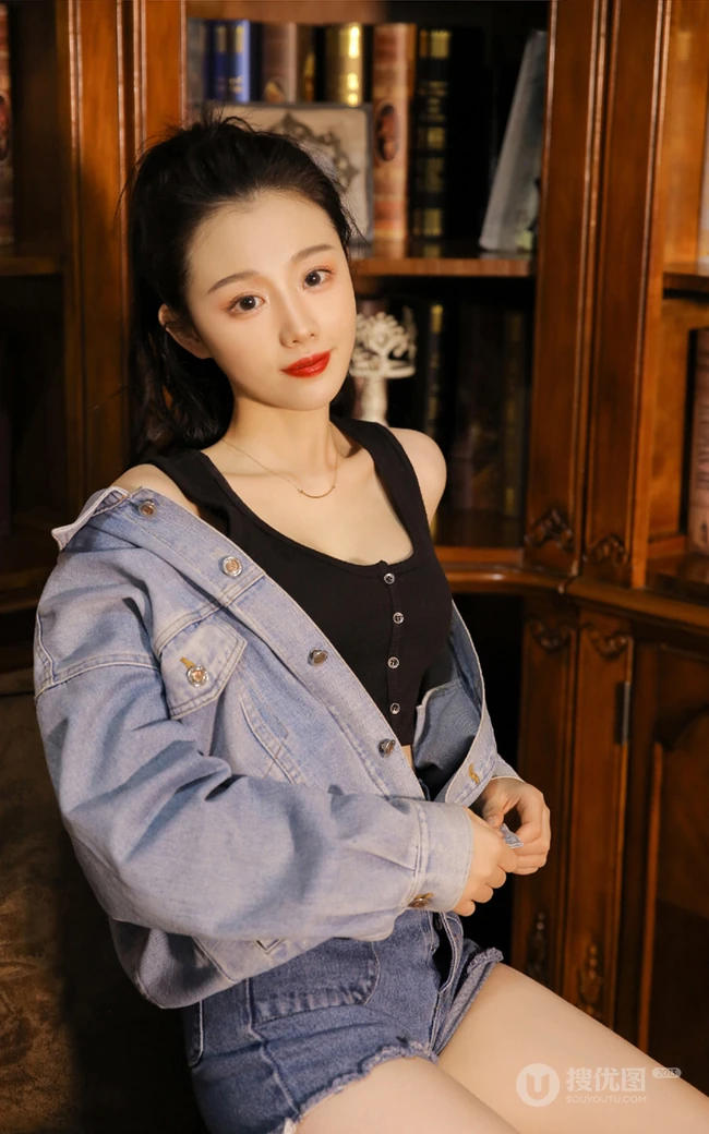 马尾辫发型时尚气质女生牛仔衣套装短裤显修长线条感吸睛复古室内写真图集