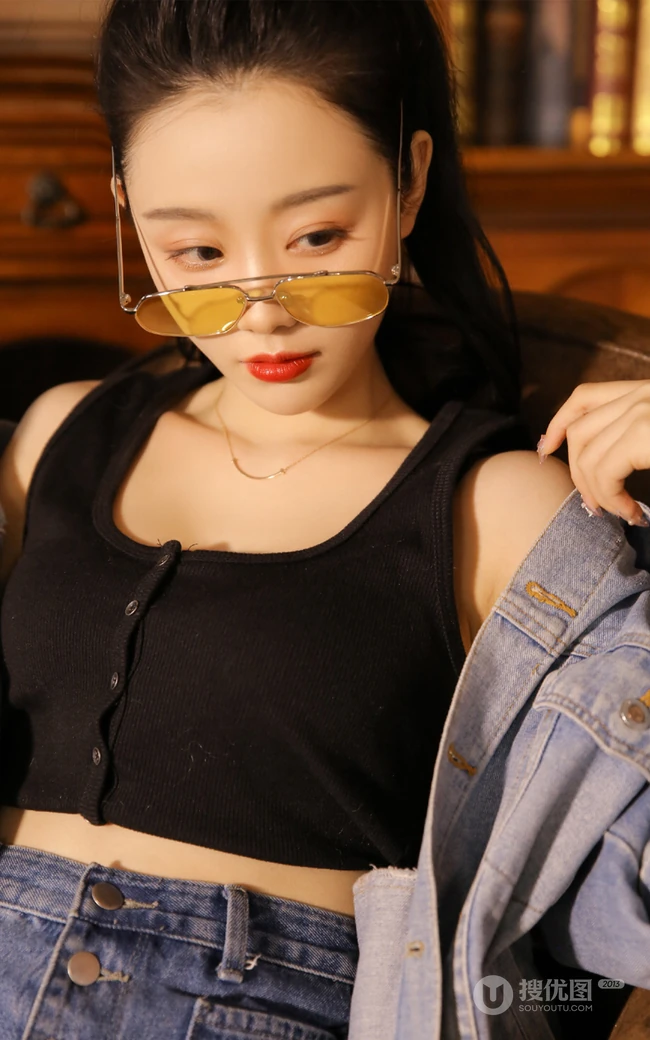 马尾辫发型时尚气质女生牛仔衣套装短裤显修长线条感吸睛复古室内写真图集