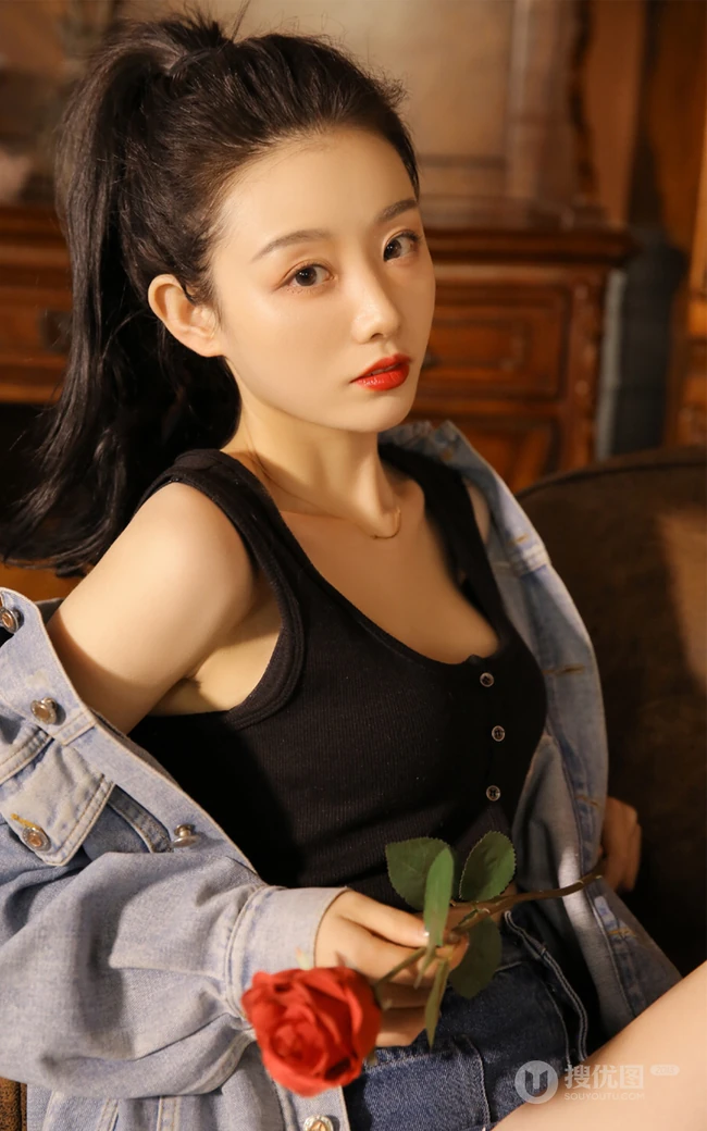 马尾辫发型时尚气质女生牛仔衣套装短裤显修长线条感吸睛复古室内写真图集