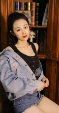 马尾辫发型时尚气质女生牛仔衣套装短裤显修长线条感吸睛复古室内写真图集