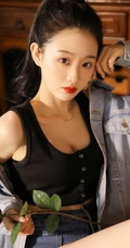 马尾辫发型时尚气质女生牛仔衣套装短裤显修长线条感吸睛复古室内写真图集