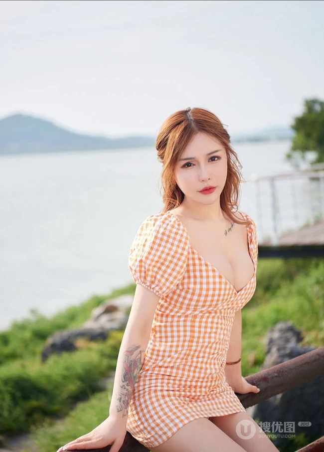 气质女生模特可可V领格子裙穿着享受海风显匀称诱人身材写真图片集