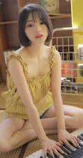 齐下巴短发娇小玲珑纹身少女黄色肩带衣牛仔短裤居家温暖室内照片
