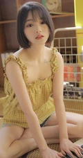 齐下巴短发娇小玲珑纹身少女黄色肩带衣牛仔短裤居家温暖室内照片