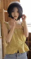 齐下巴短发娇小玲珑纹身少女黄色肩带衣牛仔短裤居家温暖室内照片