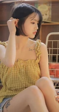 齐下巴短发娇小玲珑纹身少女黄色肩带衣牛仔短裤居家温暖室内照片