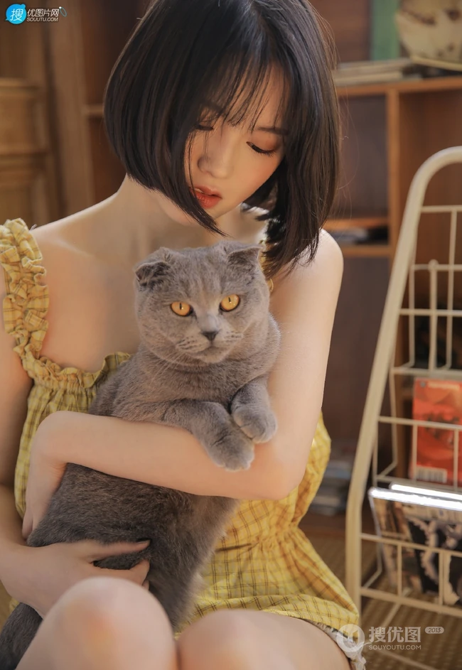 齐下巴短发娇小玲珑纹身少女黄色肩带衣牛仔短裤居家温暖室内照片