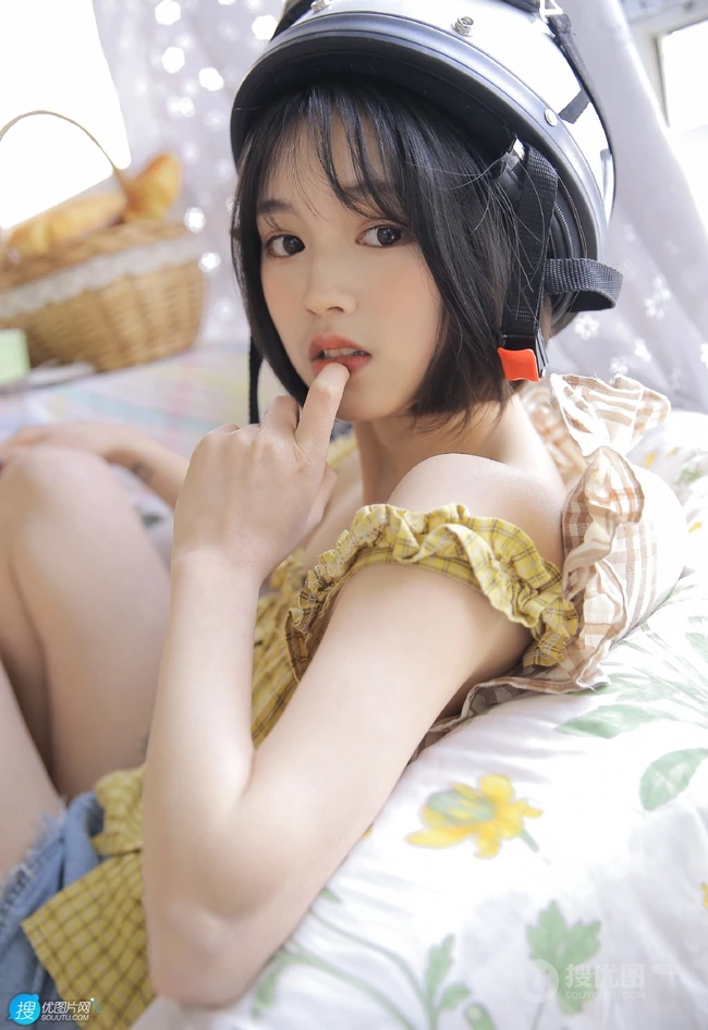 齐下巴短发娇小玲珑纹身少女黄色肩带衣牛仔短裤居家温暖室内照片