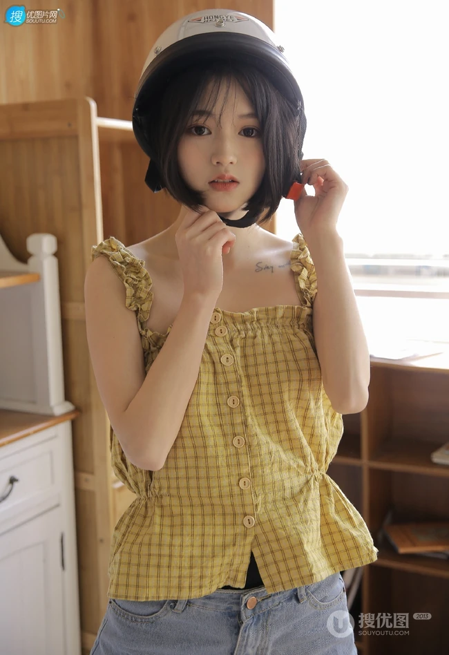 齐下巴短发娇小玲珑纹身少女黄色肩带衣牛仔短裤居家温暖室内照片