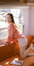笑容灿烂，圆润小线条浅粉少女粉色毛衣短裤着身享受暖阳居家可爱写真照