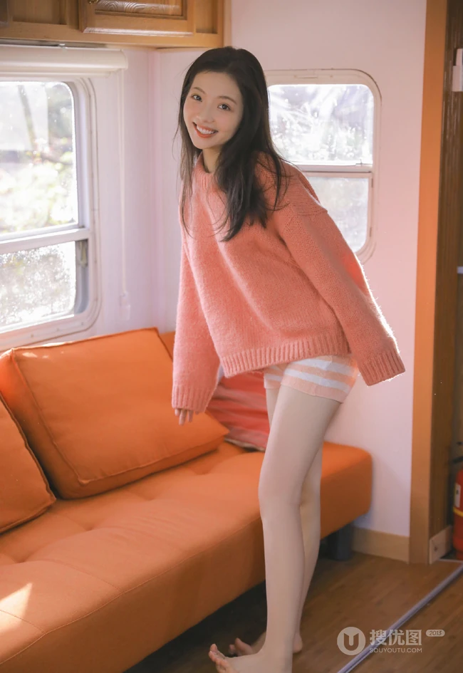 笑容灿烂，圆润小线条浅粉少女粉色毛衣短裤着身享受暖阳居家可爱写真照