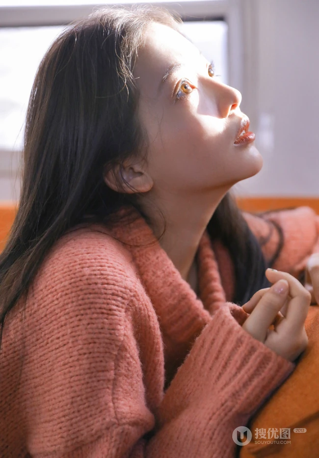 笑容灿烂，圆润小线条浅粉少女粉色毛衣短裤着身享受暖阳居家可爱写真照