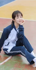 杨紫重回校园，身着校服，手抱篮球，治愈系笑容动人写真照