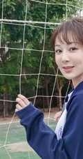 杨紫重回校园，身着校服，手抱篮球，治愈系笑容动人写真照