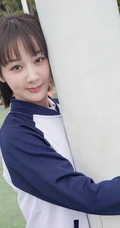 杨紫重回校园，身着校服，手抱篮球，治愈系笑容动人写真照