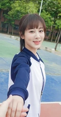 杨紫重回校园，身着校服，手抱篮球，治愈系笑容动人写真照