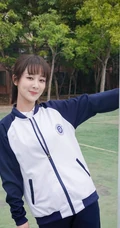 杨紫重回校园，身着校服，手抱篮球，治愈系笑容动人写真照
