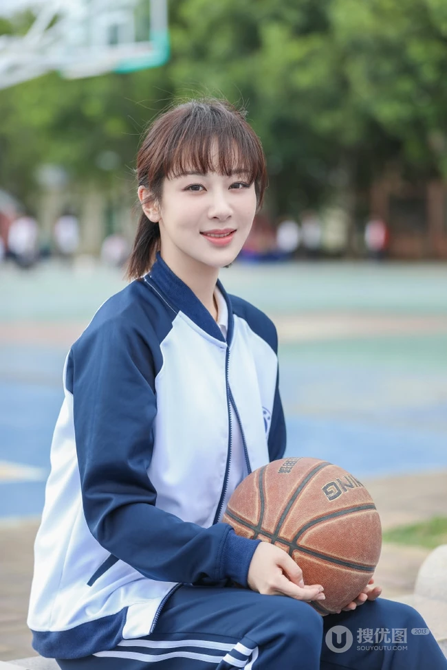 杨紫重回校园，身着校服，手抱篮球，治愈系笑容动人写真照