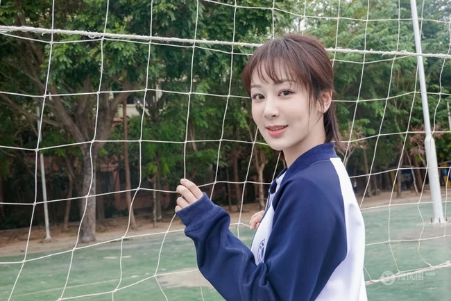 杨紫重回校园，身着校服，手抱篮球，治愈系笑容动人写真照