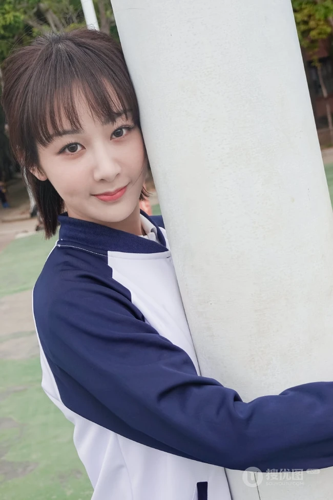 杨紫重回校园，身着校服，手抱篮球，治愈系笑容动人写真照