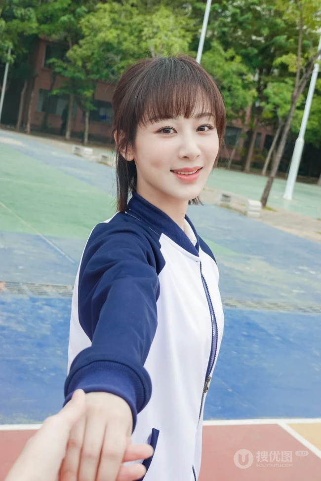 杨紫重回校园，身着校服，手抱篮球，治愈系笑容动人写真照