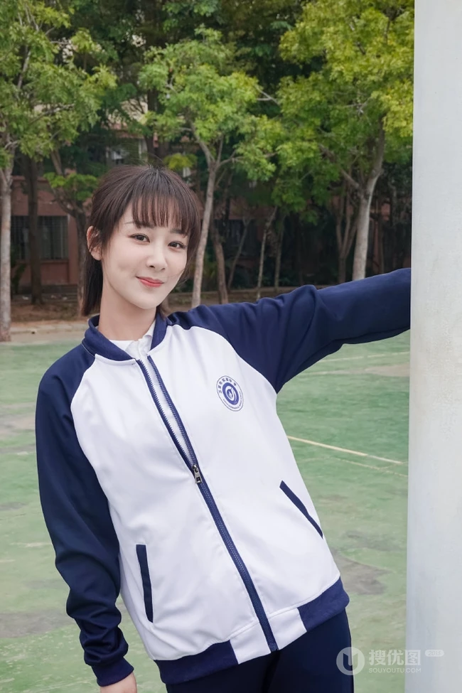 杨紫重回校园，身着校服，手抱篮球，治愈系笑容动人写真照