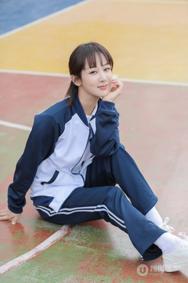 杨紫重回校园，身着校服，手抱篮球，治愈系笑容动人写真照